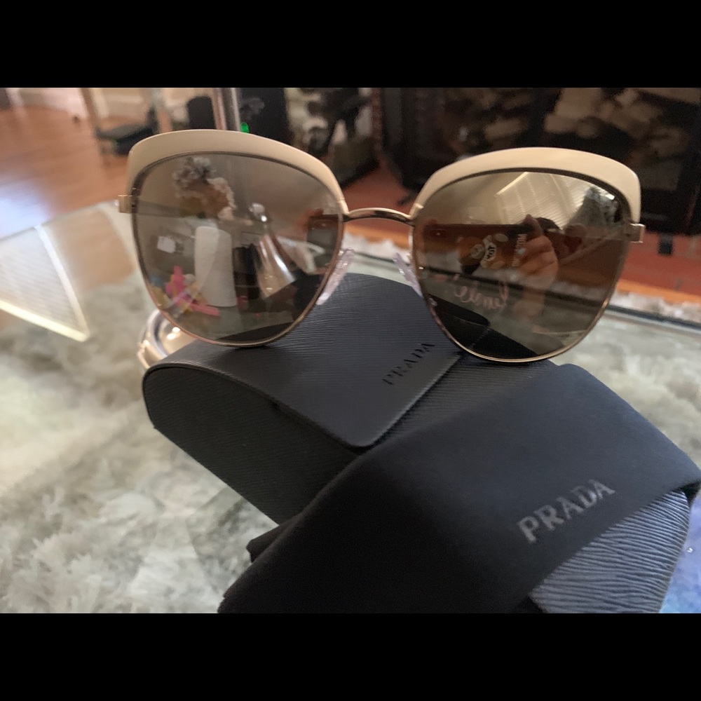 Prada - Picture 2 of 4